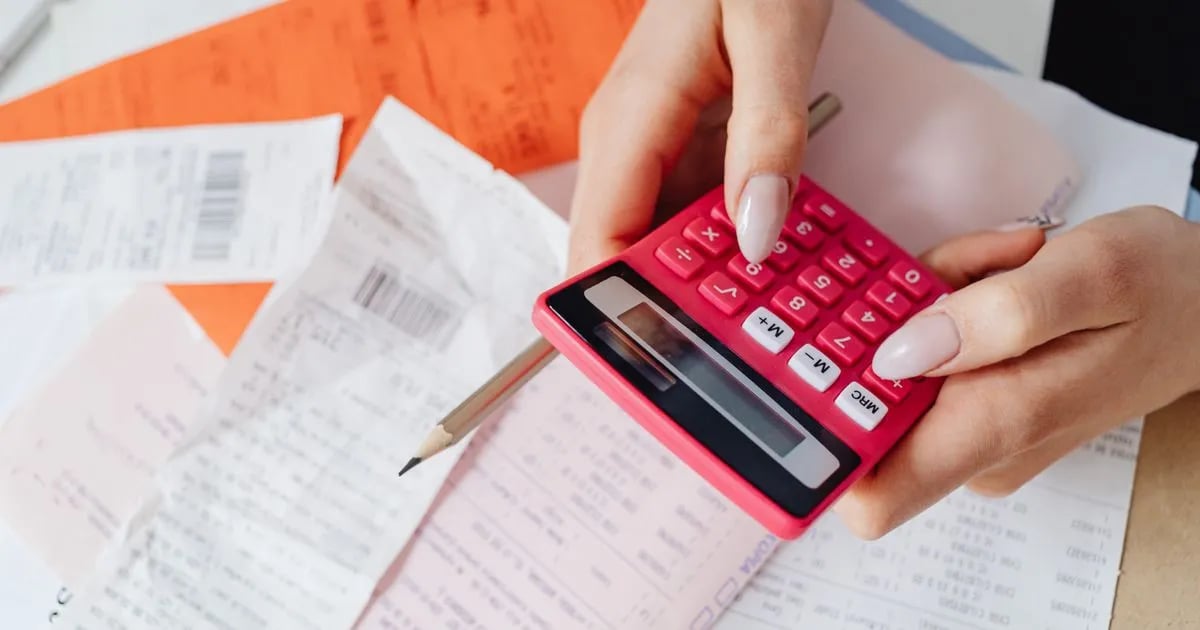 Calculator and receipts on a desk to estimate income