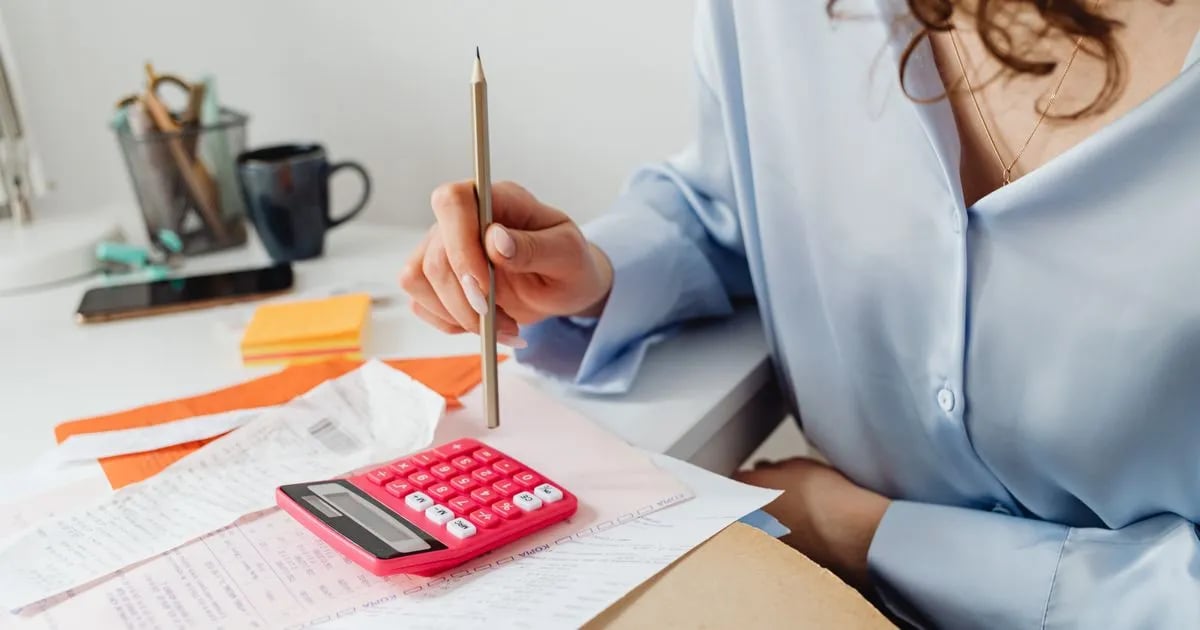 Calculating fees and invoices at a desk