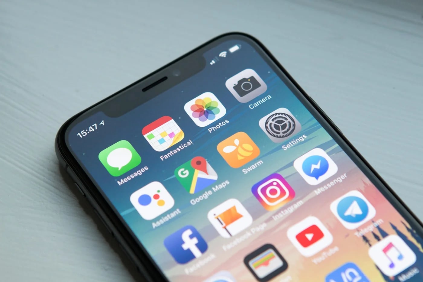 Consultant qui pilote son activité depuis un téléphone