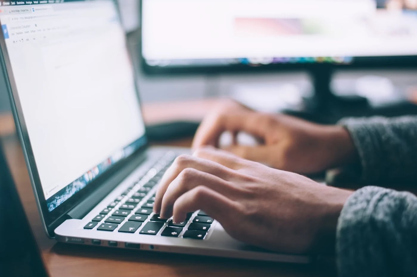 Consultant qui prépare une mission depuis son ordinateur