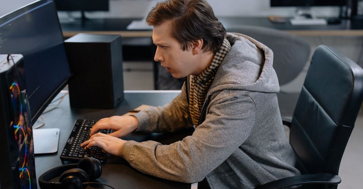 Programmeur informatique : métier, salaire et freelance 2026