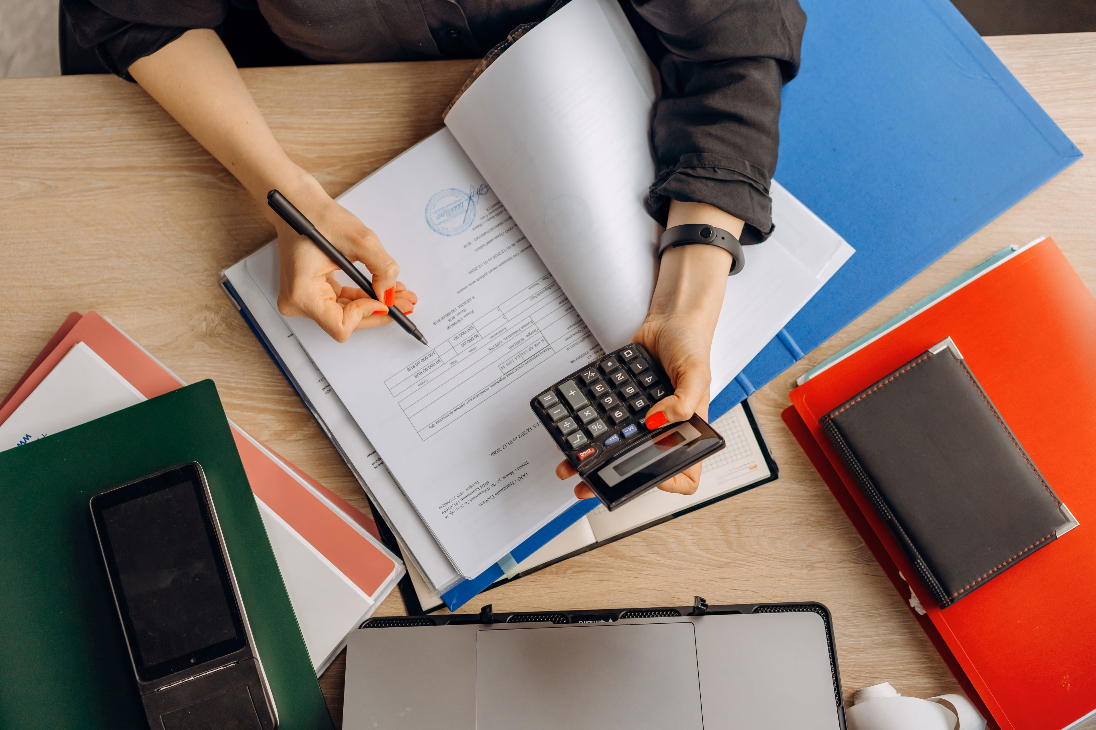 Cotisations sociales indépendant : taux et calcul 2026 Cotisations sociales indépendant : taux et calcul 2026