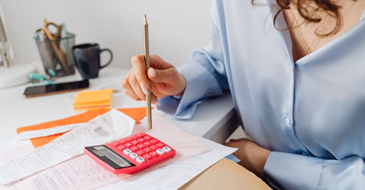 Plafond micro-entreprise 2026 : que faire si dépassement Plafond micro-entreprise 2026 : que faire si dépassement
